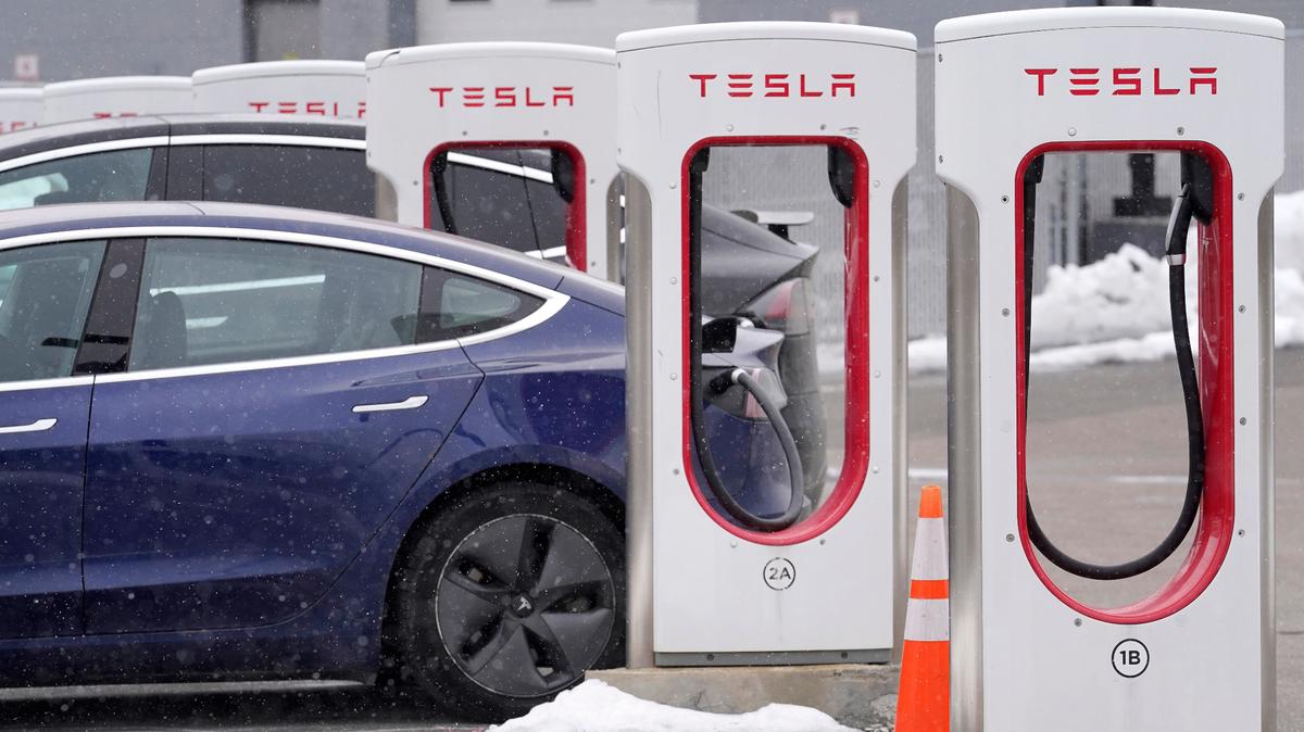 Un auto eléctrico de la marca Tesla está siendo cargado en un negocio de venta de automóviles en Dedham, Massachusetts, el jueves 18 de febrero de 2021.