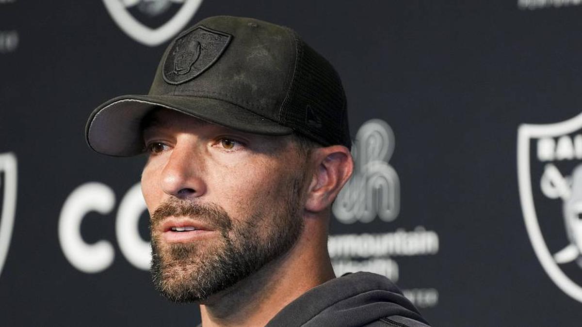  Jun 3, 2026; Henderson, NV, USA; Las Vegas Raiders defensive coordinator Rob Leonard speaks during a news conference during organized team activities at Intermountain Health Performance Center. Mandatory Credit: Candice Ward-Imagn Images | Candice Ward-Imagn Images 