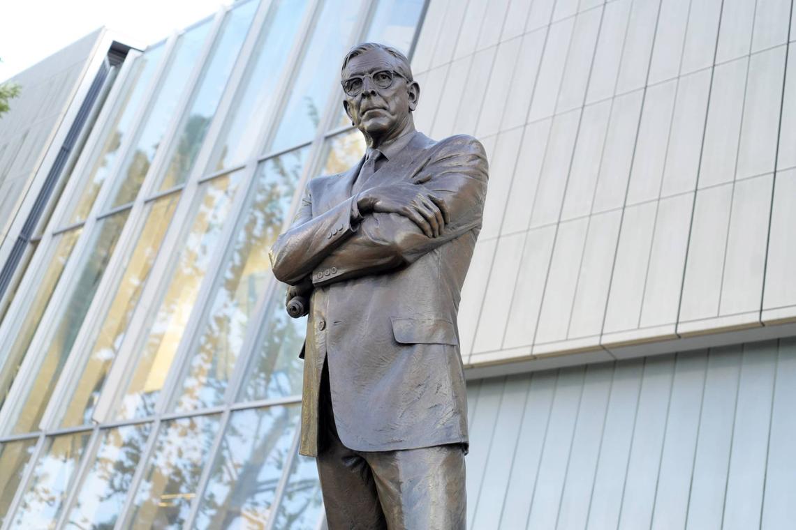  A statue of former UCLA Bruins coach John Wooden © Kirby Lee-Imagn Images