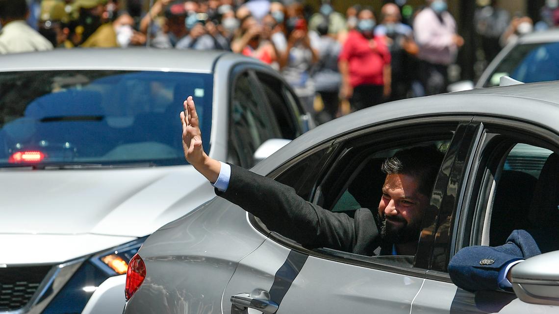 El presidente electo de Chile, Gabriel Boric, saluda a sus seguidores cuando llega al palacio presidencial de La Moneda para reunirse con el presidente Sebastián Piñera en Santiago, Chile, el lunes 20 de diciembre de 2021. (AP Foto/Matías Delacroix)