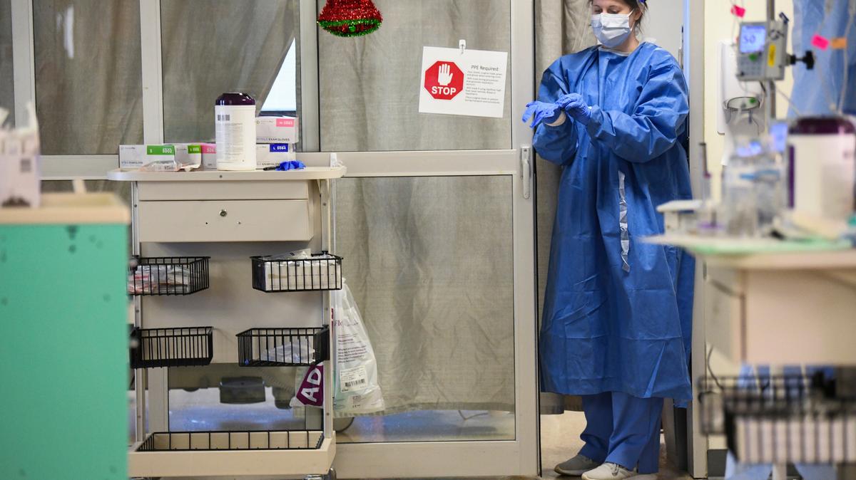 Una enfermera se prepara para entrar a la habitación de un paciente con COVID-19 en la unidad de cuidados intensivos del East Alabama Medical Center, el jueves 10 de diciembre de 2020, en Opelika, Alabama. Las enfermeras y los doctores están haciendo lo que pueden para atender a las enfermos durante la pandemia, mientras que sus vecinos y amigos se preparan para celebrar las navidades.
