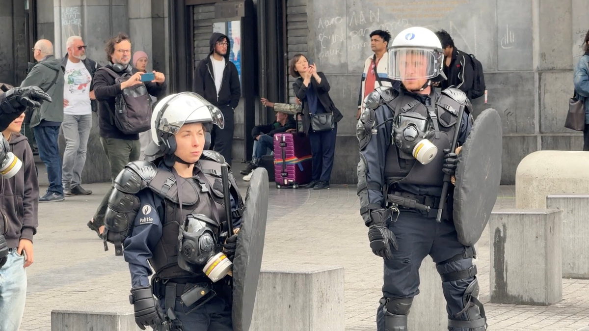 Police officers stand guard as demonstrators protest against planned education sector reforms in Brussels, Belgium June 4, 2026. REUTERS/Bart Biesemans