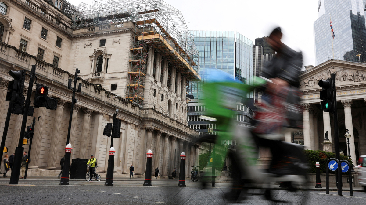 FILE PHOTO: A cyclist rides past the Bank of England building in London, Britain, May 19, 2026. REUTERS/Corey Rudy/File Photo