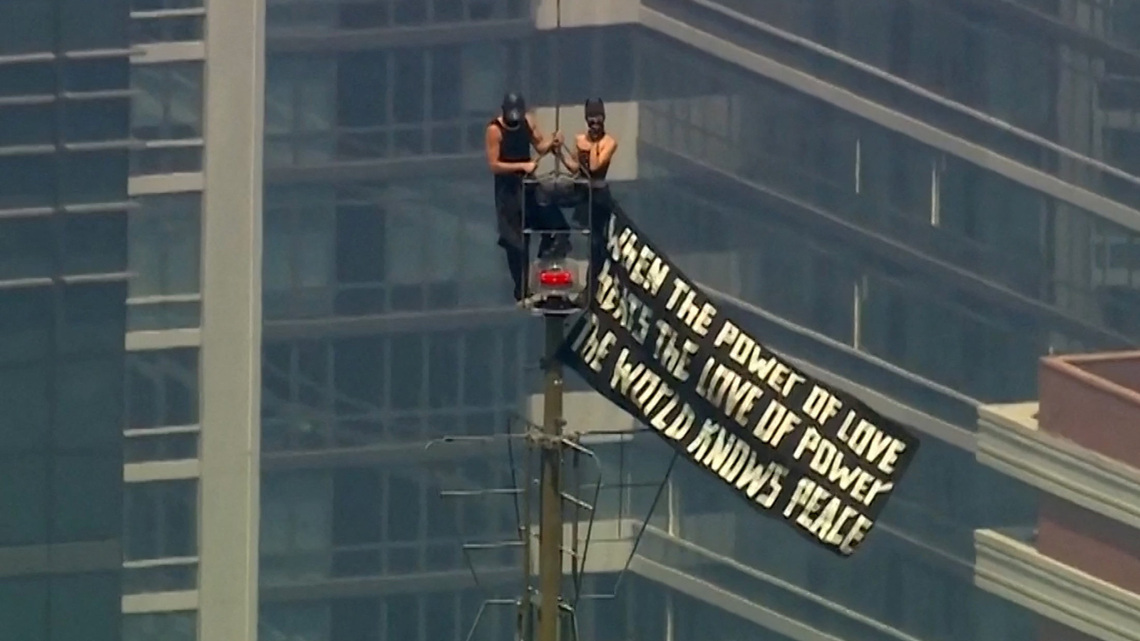 Russian daredevils unfurl banner atop New York's Empire State Building in proposal stunt 