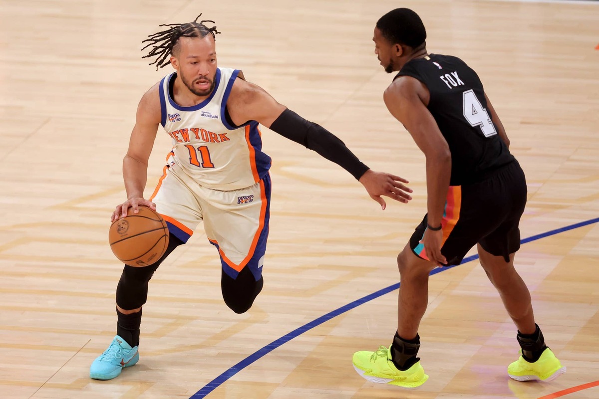  Mar 1, 2026; New York, New York, USA; New York Knicks guard Jalen Brunson (11) drives to the basket against San Antonio Spurs guard De'Aaron Fox (4) during the first quarter at Madison Square Garden. Mandatory Credit: Brad Penner-Imagn Images 