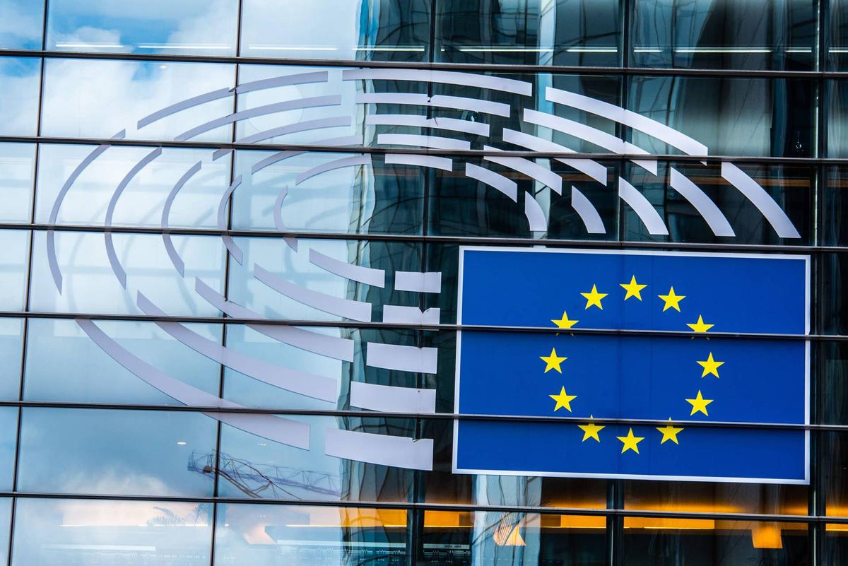  PRODUCTION - 28 July 2025, Belgium, Brüssel: European Parliament logo and EU flag on the glass façade of a passageway at the Parliament building in Brussels. Photo: Alicia Windzio/dpa (Photo by Alicia Windzio/picture alliance via Getty Images) Alicia Windzio/picture alliance via Getty Images