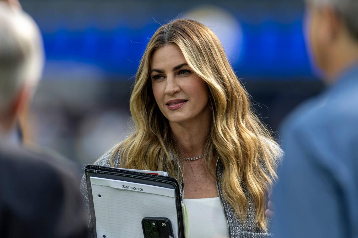  INGLEWOOD, CA - DECEMBER 08: Fox sportscaster Erin Andrews on the field during pregame warmups before an NFL football game between the Buffalo Bills and Los Angeles Rams at SoFi Stadium, December 8, 2024, in Inglewood, California. (Photo by Tony Ding/Icon Sportswire via Getty Images) 