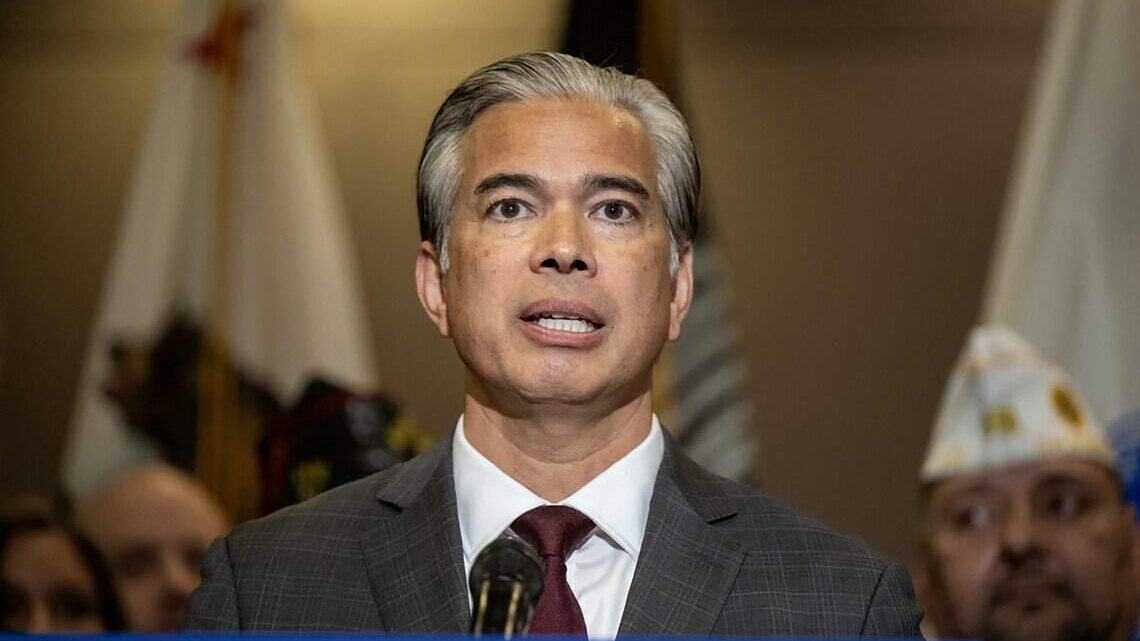 California leads lawsuit challenging Trump's rollback of fuel economy rules 