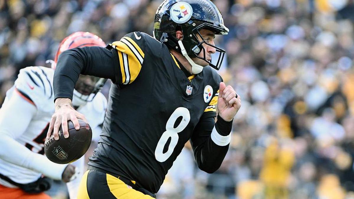  Nov 16, 2025; Pittsburgh, Pennsylvania, USA; Pittsburgh Steelers quarterback Aaron Rodgers (8) runs with the ball against the Cincinnati Bengals during the first half at Acrisure Stadium. Mandatory Credit: Barry Reeger-Imagn Images | Barry Reeger-Imagn Images 