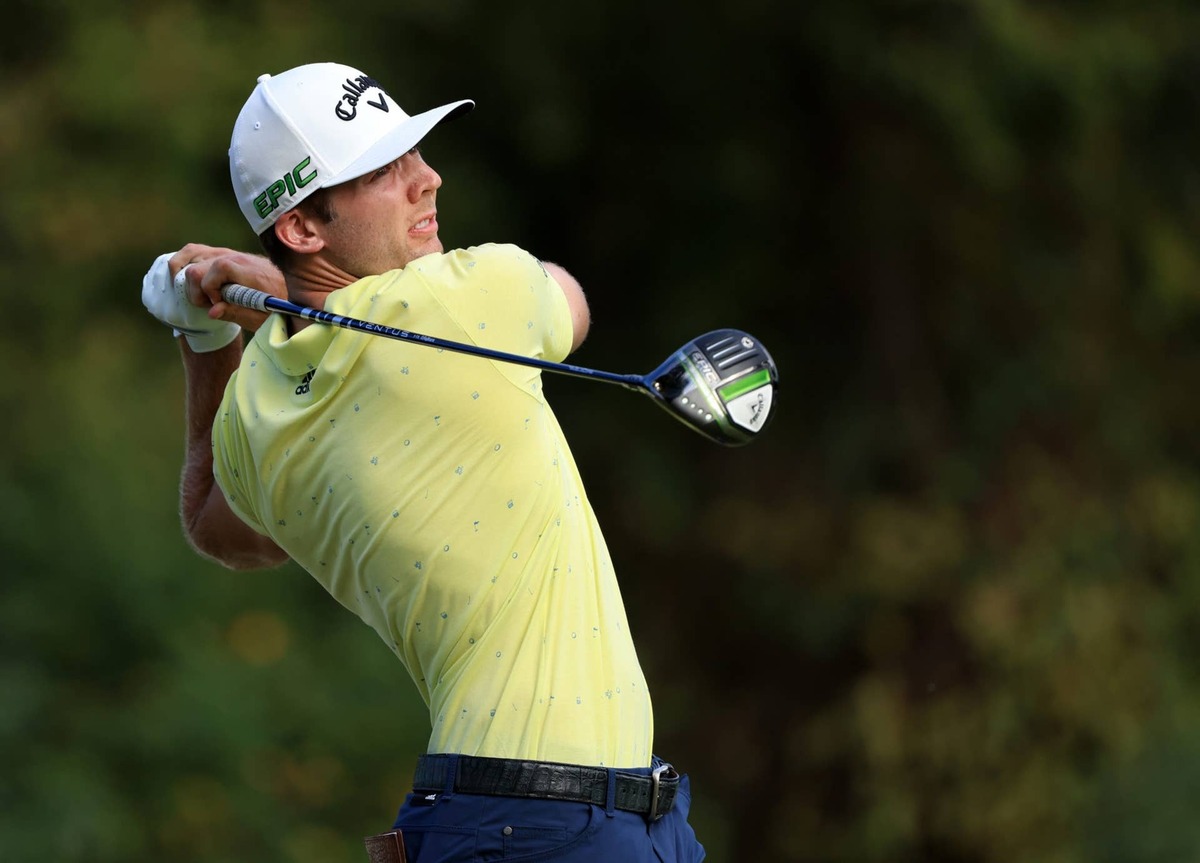  JACKSON, MISSISSIPPI - OCTOBER 03: Sam Burns plays his shot from the 16th tee during the final round of the Sanderson Farms Championship at Country Club of Jackson on October 03, 2021 in Jackson, Mississippi. (Photo by Sam Greenwood/Getty Images) 