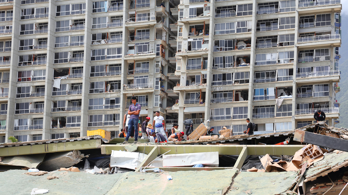Venezuela death toll nears 1,000 as aid workers from across the globe arrive 