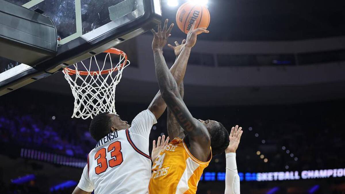  Mar 22, 2026; Philadelphia, PA, USA; Tennessee Volunteers center Felix Okpara (34) shoots the ball past Virginia Cavaliers center Ugonna Onyenso (33) in the first half during a second round game of the men's 2026 NCAA Tournament at Xfinity Mobile Arena. Mandatory Credit: Bill Streicher-Imagn Images | Bill Streicher-Imagn Images 