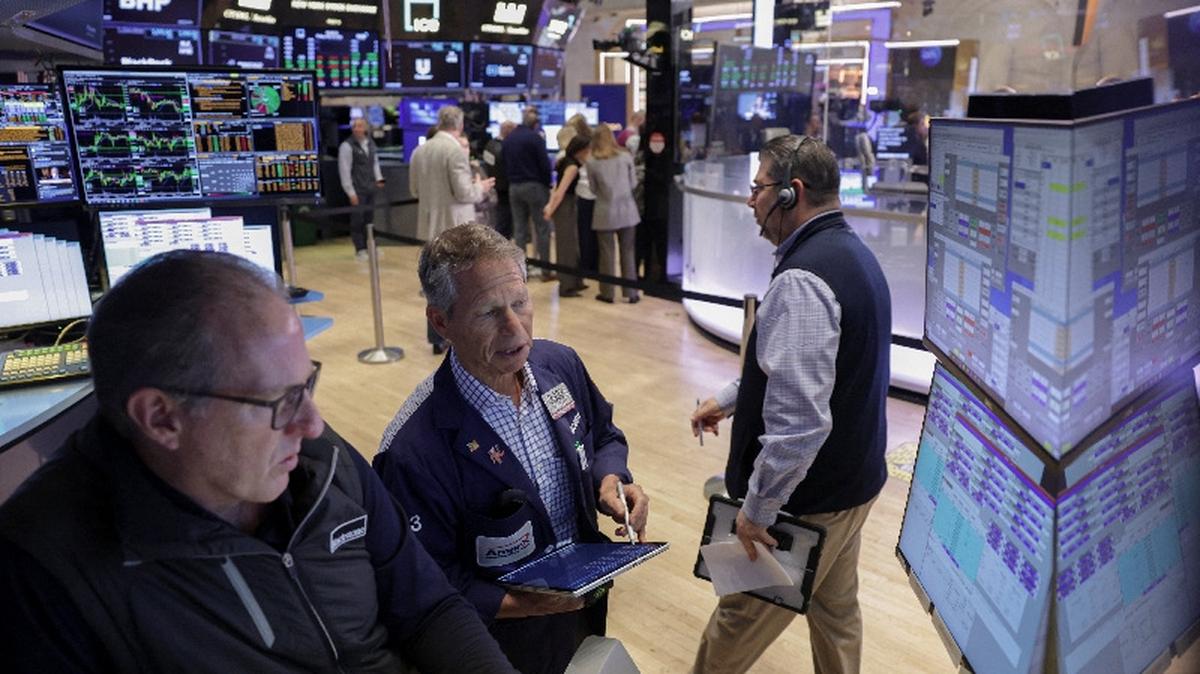 Traders work on the floor at the New York Stock Exchange (NYSE) in New York City, U.S., May 15, 2026. REUTERS/Jeenah Moon
