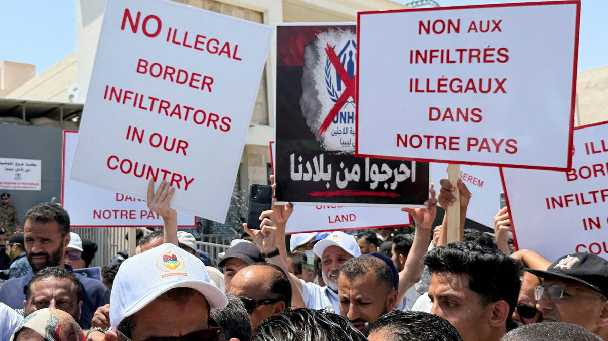 Protesters gather outside the headquarters of the United Nations High Commissioner for Refugees (UNHCR), demanding the organisation leave the country and calling for an end to migrant settlement and the deportation of migrants and refugees, in Tripoli, Libya, June 4, 2026. REUTERS/Ayman al-Sahili