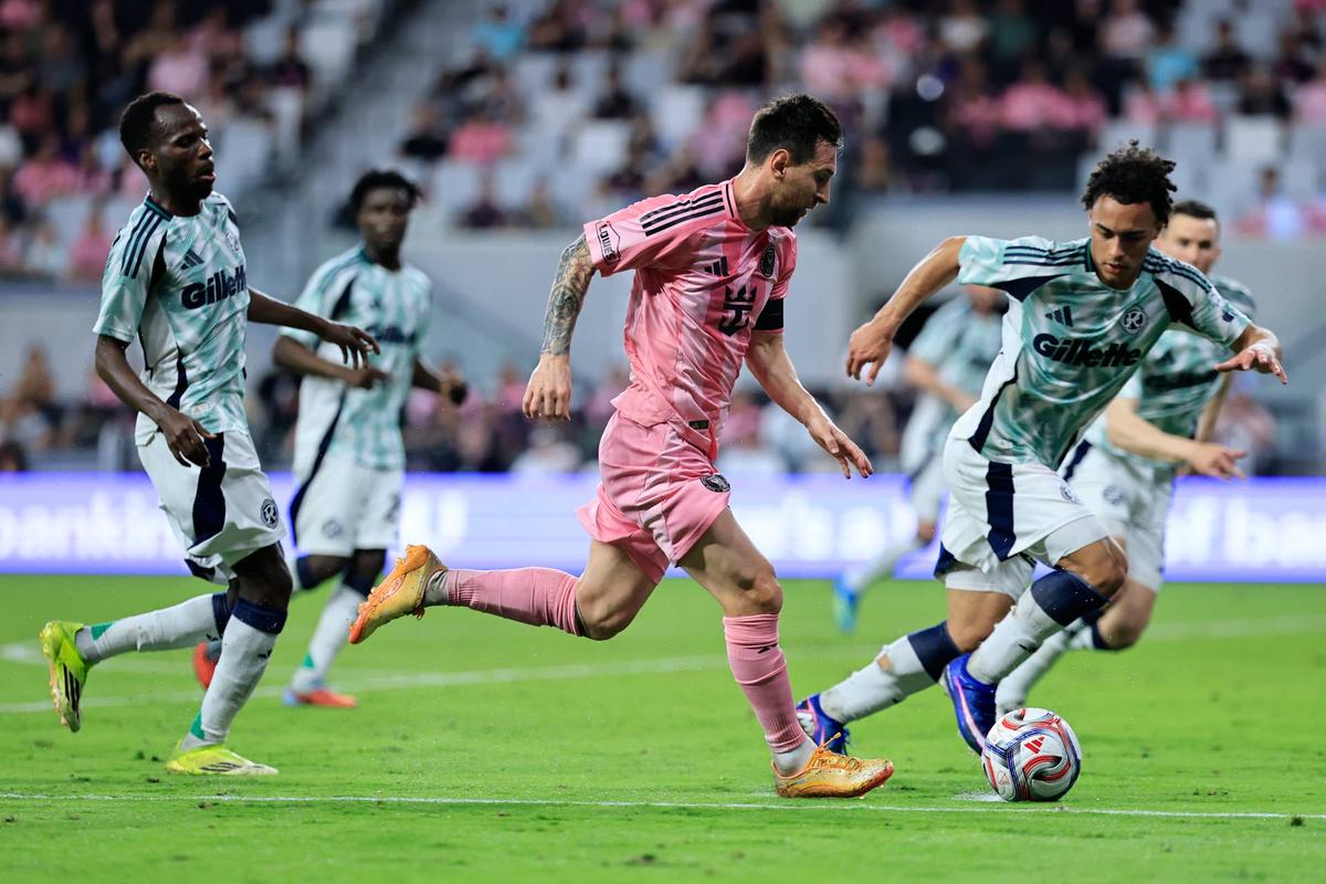  Lionel Messi #10 of Inter Miami CF runs with the ball whilst under pressure from Peyton Miller #25 of New England Revolution during the MLS match between Inter Miami CF and New England Revolution at Nu Stadium on April 25, 2026 in Miami, Florida. (Photo by Carmen Mandato/Getty Images) Photo by Carmen Mandato/Getty Images