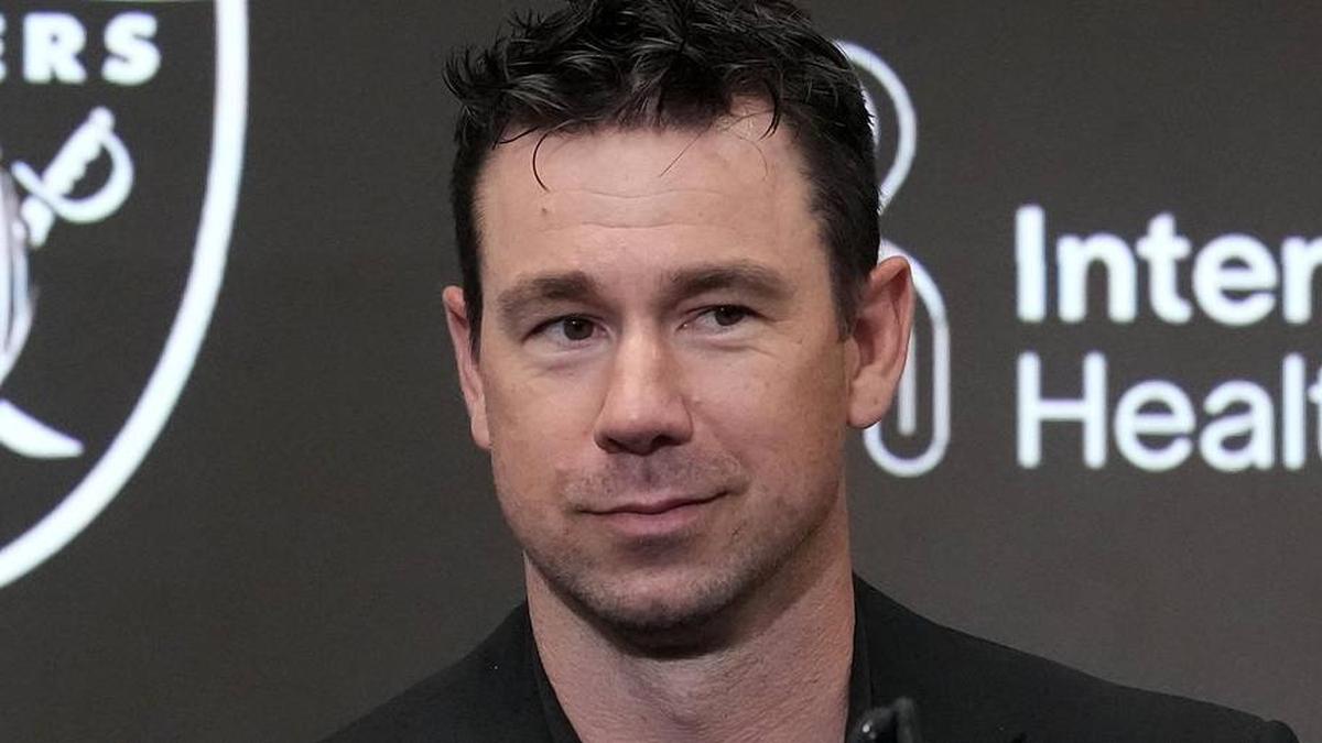  Apr 24, 2026; Henderson, NV, USA; Las Vegas Raiders coach Klint Kubiak at press conference at Intermountain Health Performance Center. Mandatory Credit: Kirby Lee-Imagn Images | Kirby Lee-Imagn Images 