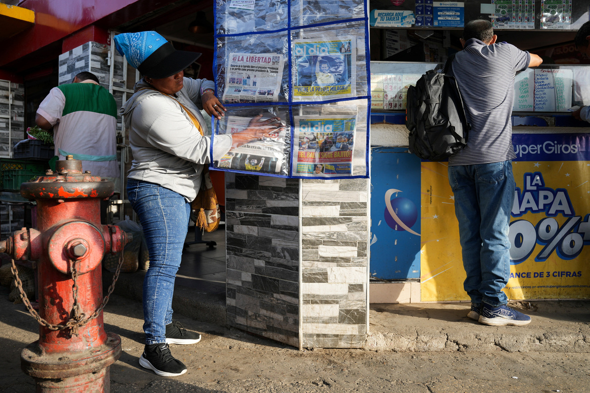 A woman puts on display a newspaper announcing that right-wing candidate Abelardo De La Espriella won the presidential race according to an initial ballot count, following the runoff against leftist candidate Ivan Cepeda, in Barranquilla, Colombia June 22, 2026. REUTERS/Jair Coll