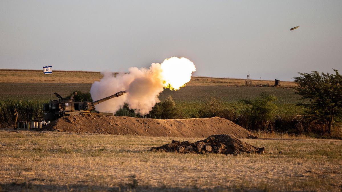 Una unidad de artillería israelí lanza misiles hacia objetivos en la Franja de Gaza, cerca de la frontera entre Gaza e Israel, el miércoles 19 de mayo de 2021. (AP Foto/Tsafrir Abayov)