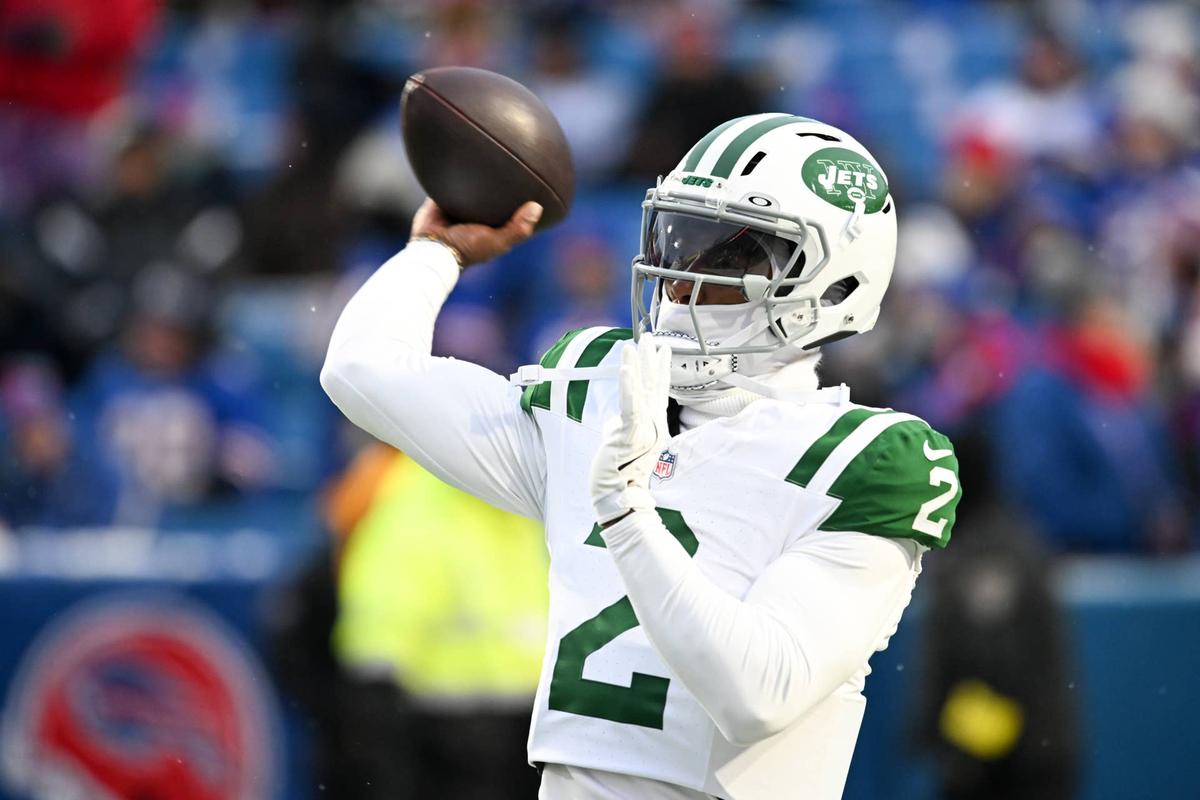  New York Jets quarterback Tyrod Taylor (2) warms up before the game against the Buffalo Bills at Highmark Stadium. 