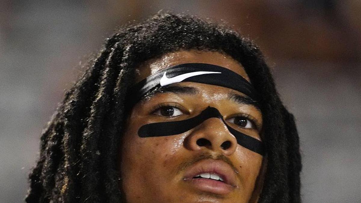  Hamilton wide receiver Roye Oliver III (3) looks up at the scoreboard against Brophy during a game against Brophy at Hamilton High School in Chandler, Ariz. on Sept. 19, 2025. | Patrick Breen/The Republic / USA TODAY NETWORK via Imagn Images 