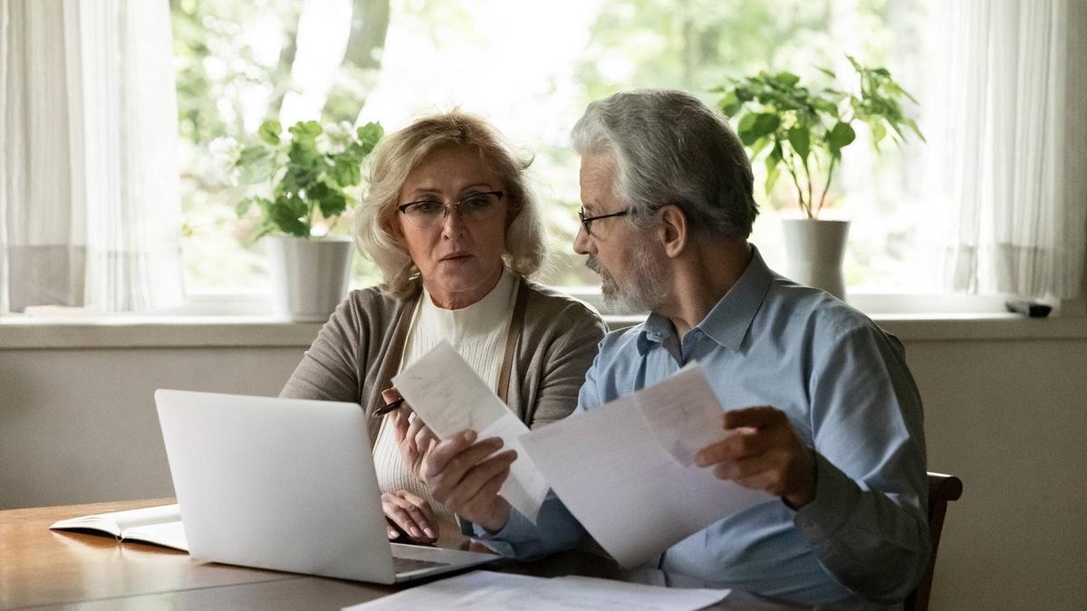  National data show a widening debt trap among high earners, with many living paycheck to paycheck and struggling with credit card debt despite six-figure incomes. 