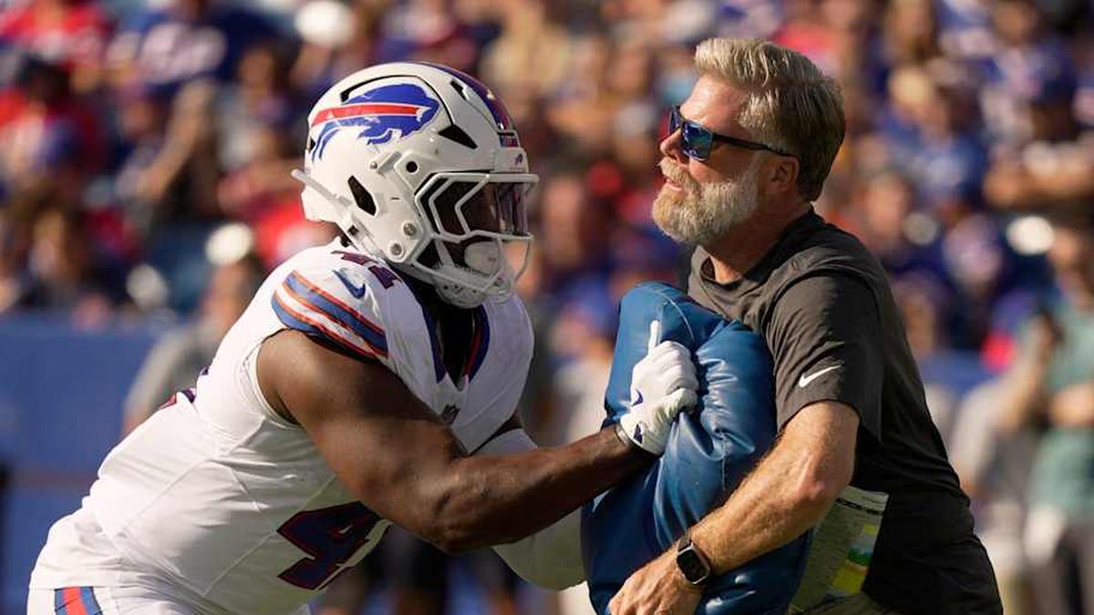  Buffalo Bills tight ends coach Rob Boras has Buffalo Bills fullback Reggie Gilliam push off of him during the Return of the Blue & Red practice at Highmark Stadium in Orchard Park on Aug.1, 2025. | Tina MacIntyre-Yee/Democrat and Chronicle / USA TODAY NETWORK via Imagn Images 
