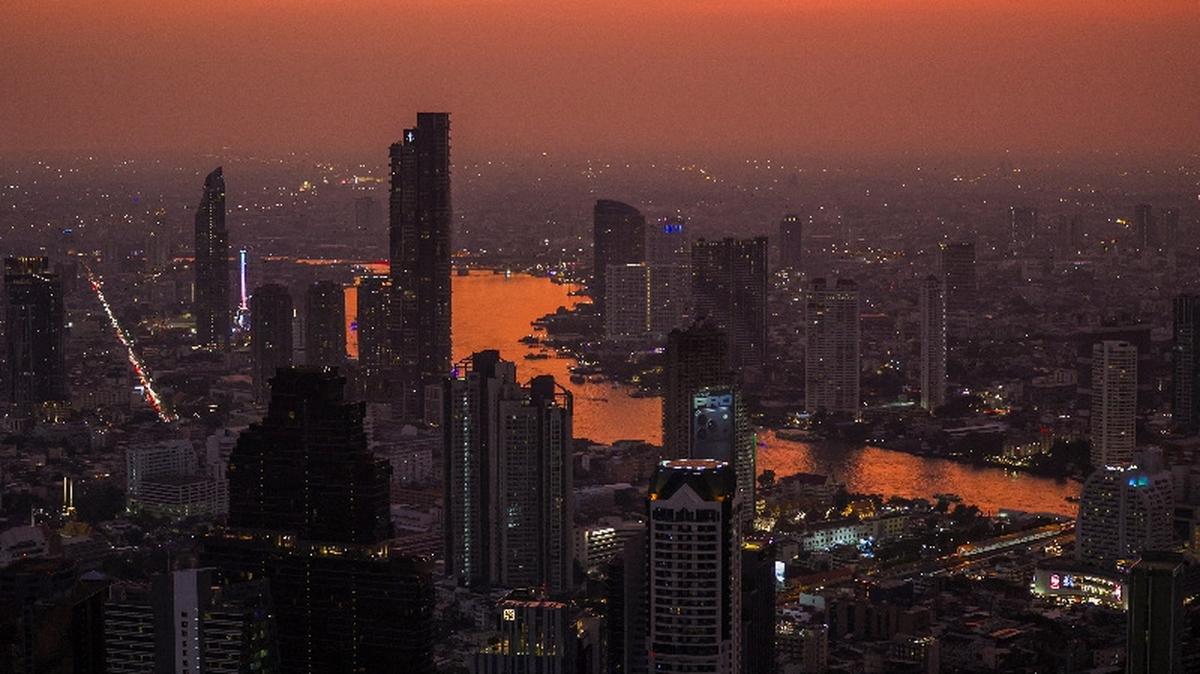 Twilight falls over the Bangkok skyline on New Year's Eve, in Bangkok, Thailand, December 31, 2025. REUTERS/Chalinee Thirasupa
