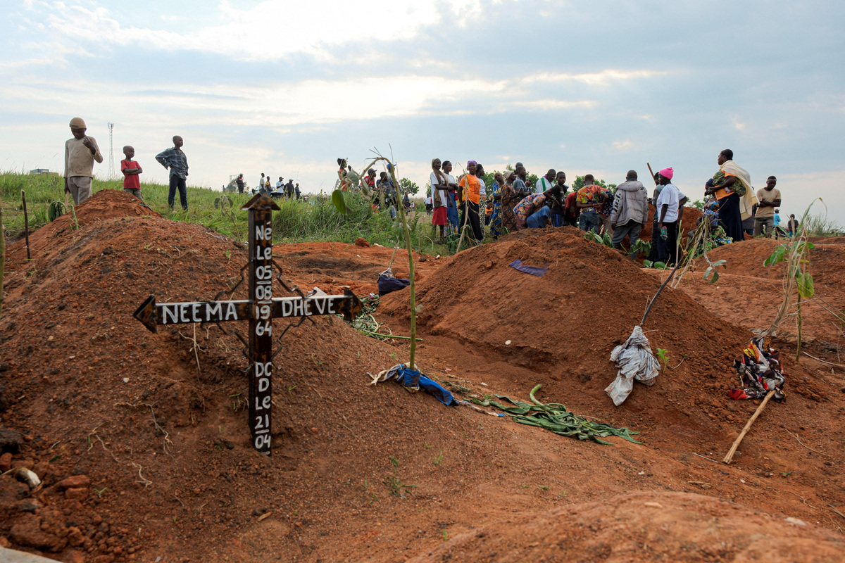 People of the Kigonze displaced persons camp attend the burial of people who are suspected to have died from Ebola, at Nyamurongo Cemetery, one month after an Ebola outbreak was declared, in Bunia, eastern Democratic Republic of Congo, June 18, 2026. REUTERS/Gradel Muyisa Mumbere