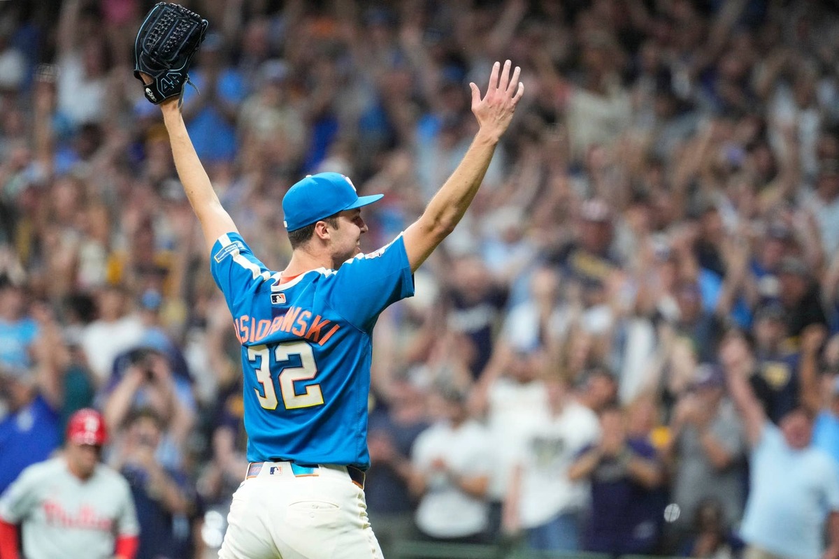  Milwaukee Brewers pitcher Jacob Misiorowski (32) © Michael McLoone-Imagn Images