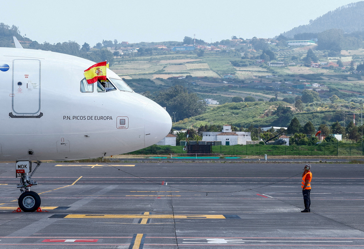 A Spanish flag flutters from the plane from which the Pope was due to depart at Tenerife Norte–Ciudad de La Laguna Airport following an incident, according to local media, Spain, June 12, 2026, at the end of a seven-day apostolic journey to Spain, with visits to Madrid, Barcelona and the Canary Islands, where he met with migrants and humanitarian organizations. REUTERS/Borja Suarez