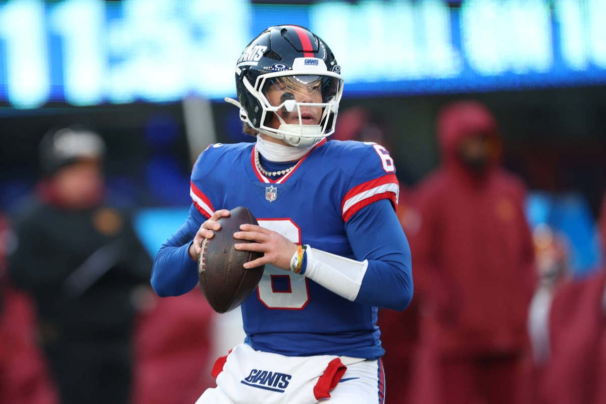  Dec 14, 2025; East Rutherford, New Jersey, USA; New York Giants quarterback Jaxson Dart (6) prepares to pass the ball during the fourth quarter against the Washington Commanders at MetLife Stadium. Mandatory Credit: Vincent Carchietta-Imagn Images 