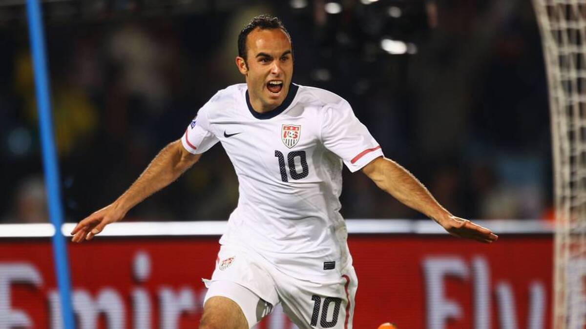  Landon Donovan famously wore the No. 10 kit at the 2010 World Cup in South Africa. | Jeff Mitchell/FIFA/Getty Images 