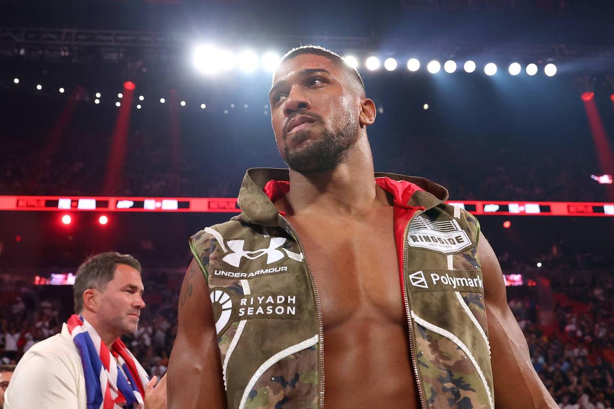  MIAMI, FLORIDA - DECEMBER 19: Anthony Joshua walks to the ring before the heavyweight bout during Jake Paul v Anthony Joshua at Kaseya Center on December 19, 2025 in Miami, Florida. Ed Mulholland-Getty Images for Netflix