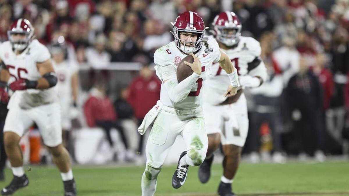  Dec 19, 2025; Norman, OK, USA; Alabama Crimson Tide quarterback Ty Simpson (15) runs the ball in the second half against the Oklahoma Sooners at Gaylord Family OK Memorial Stadium. | Nelson Chenault-Imagn Images 