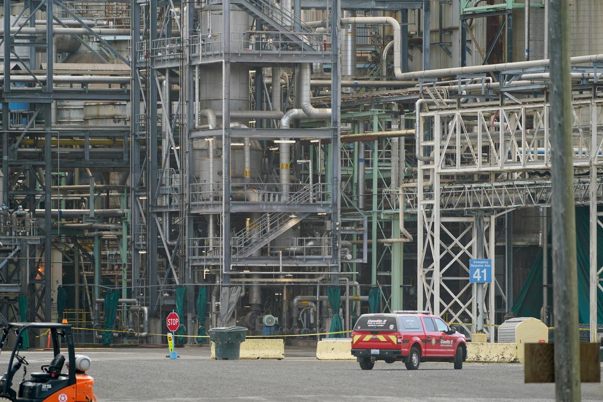 A Fire and Rescue vehicle is parked after a chemical tank rupture at the Nippon Dynawave Packaging pulp and paper mill in Longview, Washington, U.S., May 26, 2026.  REUTERS/David Ryder