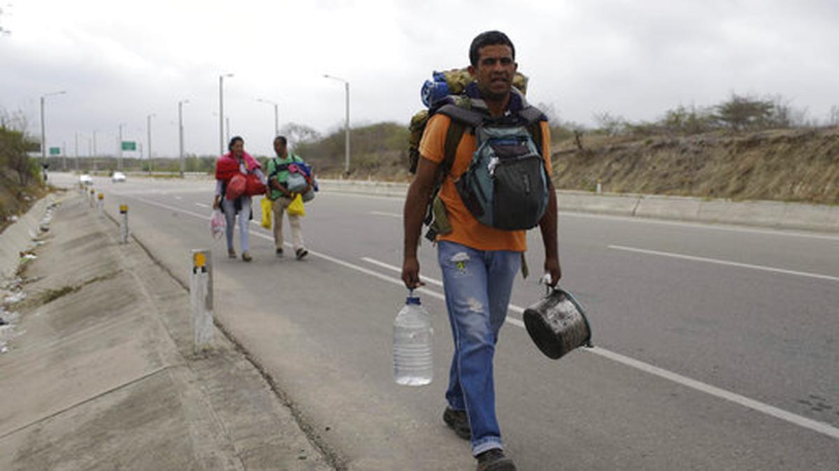 El venezolano Omar Mujica, mecánico automotriz, camina rumbo a Lima por la Carretera Panamericana , seguido por otros migrantes venezolanos, tras cruzar la frontera de Ecuador e ingresar a Perú, cerca de Tumbes, Perú, el domingo 26 de agosto de 2018.