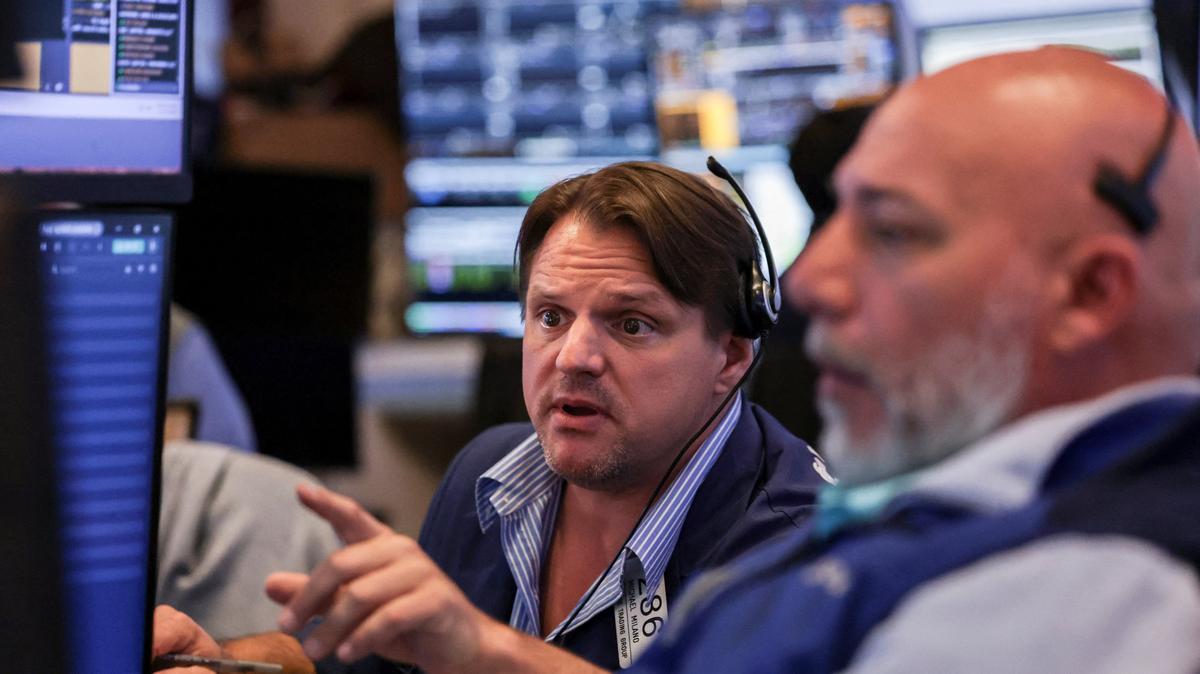 Traders work on the floor at the New York Stock Exchange (NYSE) in New York City, U.S., May 21, 2026. REUTERS/Jeenah Moon