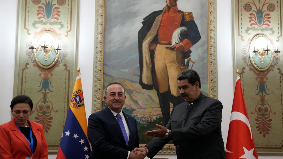 El canciller de Turquía, Mevlut Cavusoglu, es recibido por el presidente venezolano Nicolás Maduro en el palacio de Miraflores en Caracas, Venezuela, el viernes 29 de abril de 2022. (AP Foto/Ariana Cubillos)