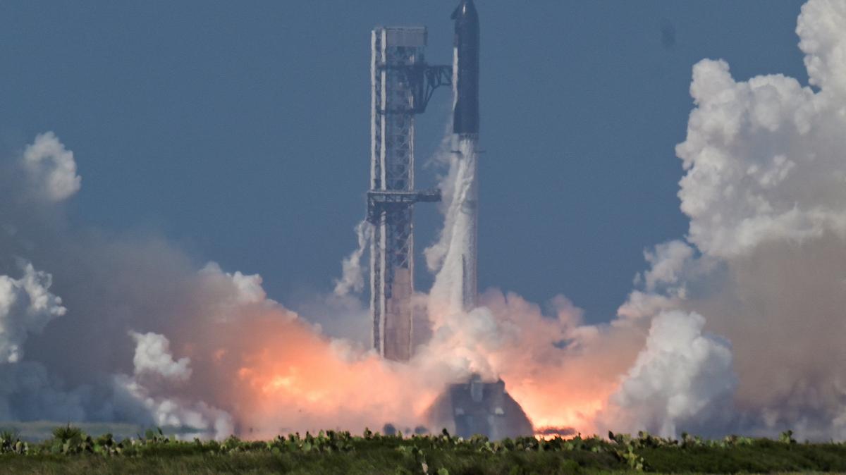 A SpaceX Super Heavy booster carrying the Starship spacecraft lifts off on its 12th test flight at Starbase, Texas, U.S., May 22, 2026. REUTERS/Steve Nesius