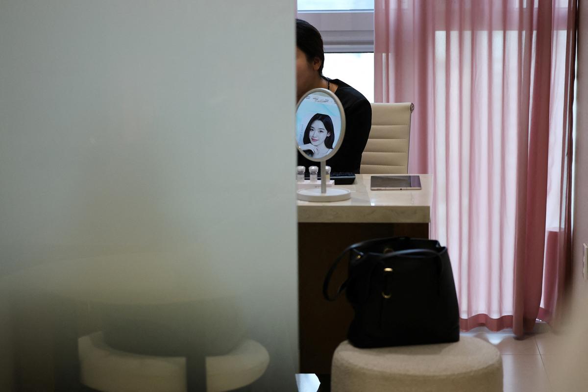 Cindy Gu from the U.S. (not seen) receives a skin consultation at Lienjang Clinic in Seoul, South Korea, April 29, 2026.  REUTERS/Kim Hong-Ji