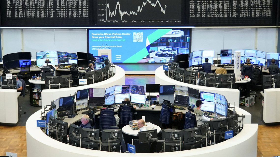 European shares rise on lower oil prices, bank strength ahead of earnings 