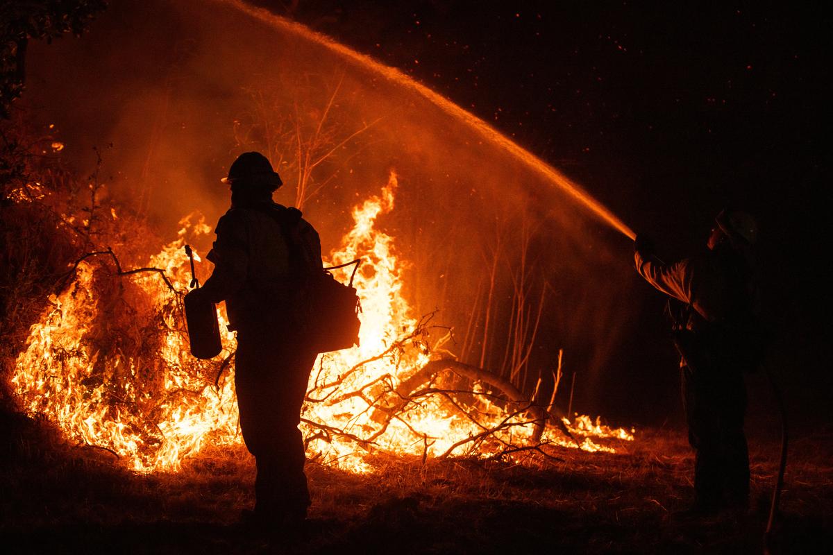  Fire crews conduct a firing operation to control the Sandy Fire on May 18, 2026, in Simi Valley, California. 