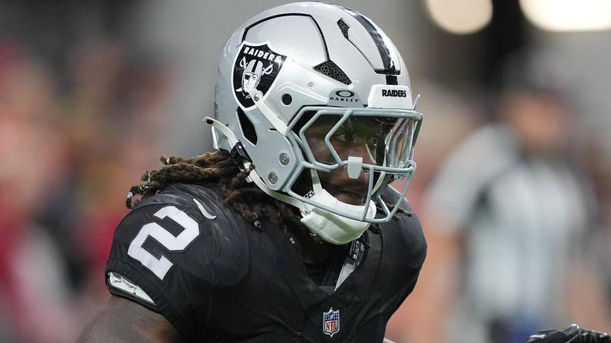  Jan 4, 2026; Paradise, Nevada, USA; Las Vegas Raiders running back Ashton Jeanty (2) carries the ball against the Kansas City Chiefs in the first half at Allegiant Stadium. Mandatory Credit: Kirby Lee-Imagn Images | Kirby Lee-Imagn Images 