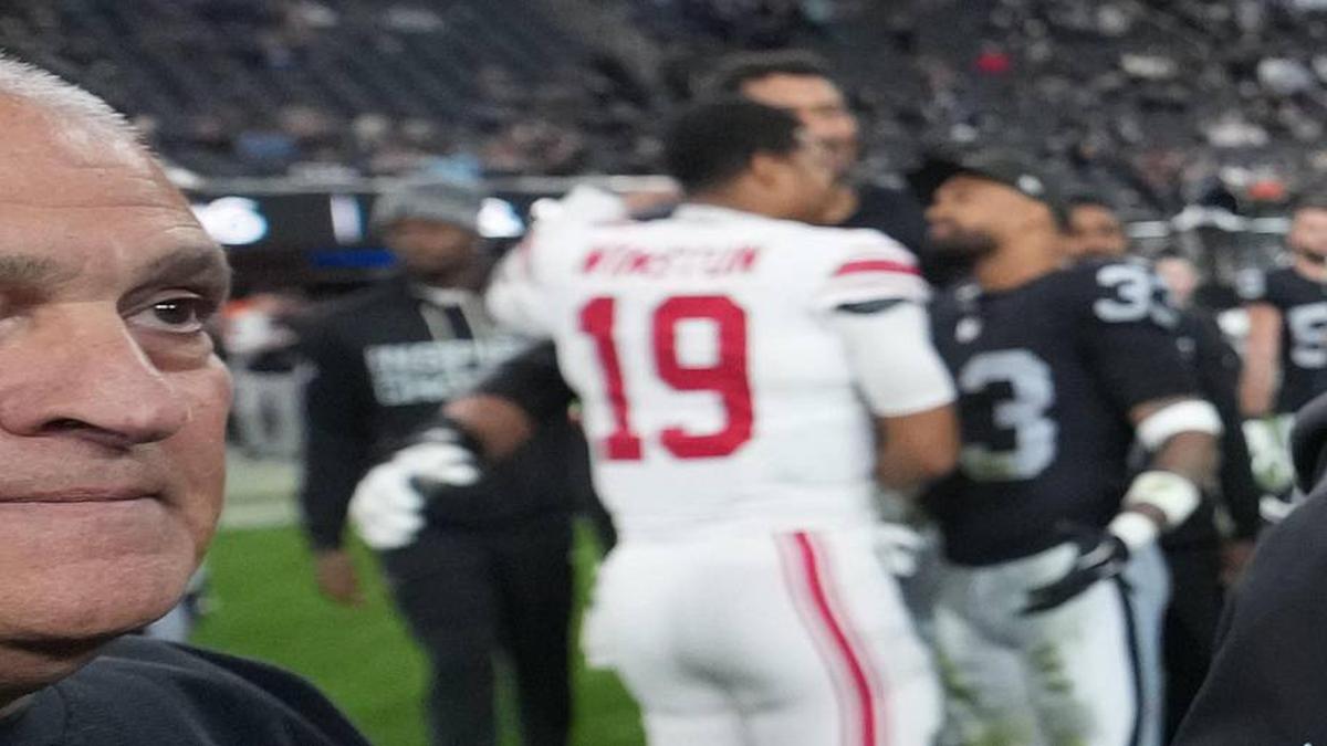  Dec 28, 2025; Paradise, Nevada, USA; New York Giants head coach Mike Kafka shakes hands with Las Vegas Raiders head coach Pete Carroll after the game at Allegiant Stadium. Mandatory Credit: Kirby Lee-Imagn Images | Kirby Lee-Imagn Images 