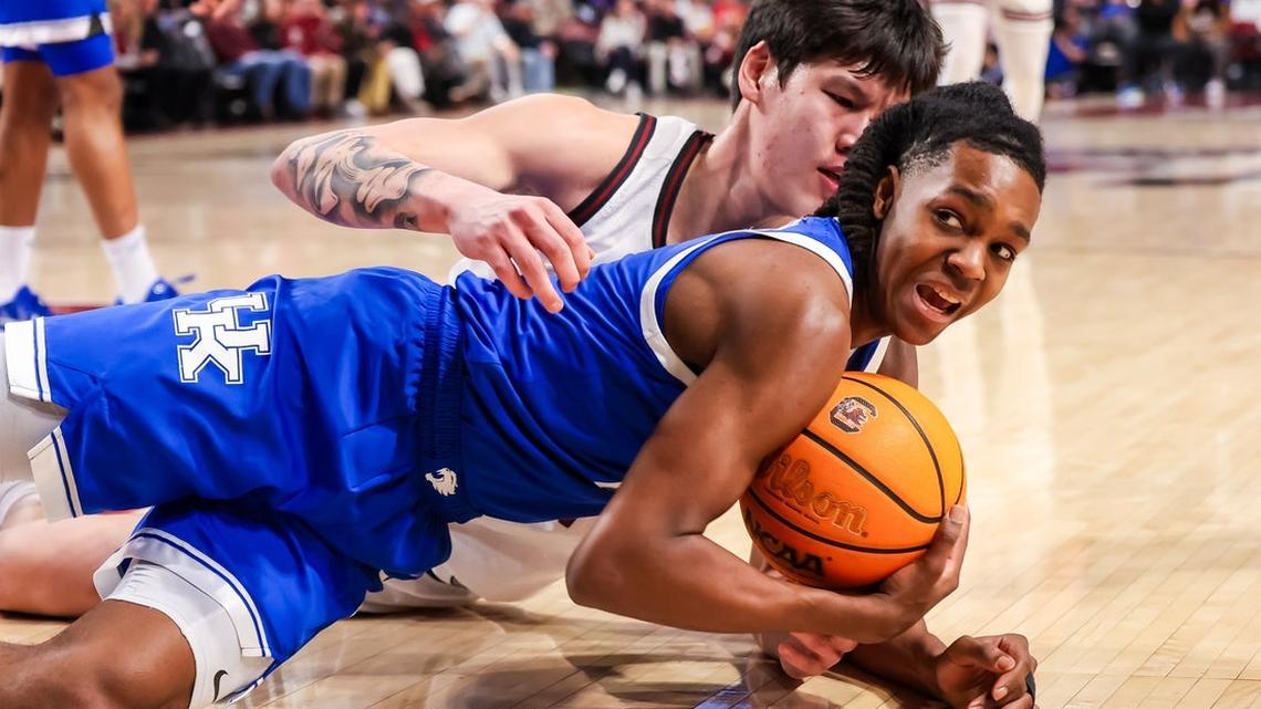 Kentucky ends slide, defeats struggling South Carolina 
