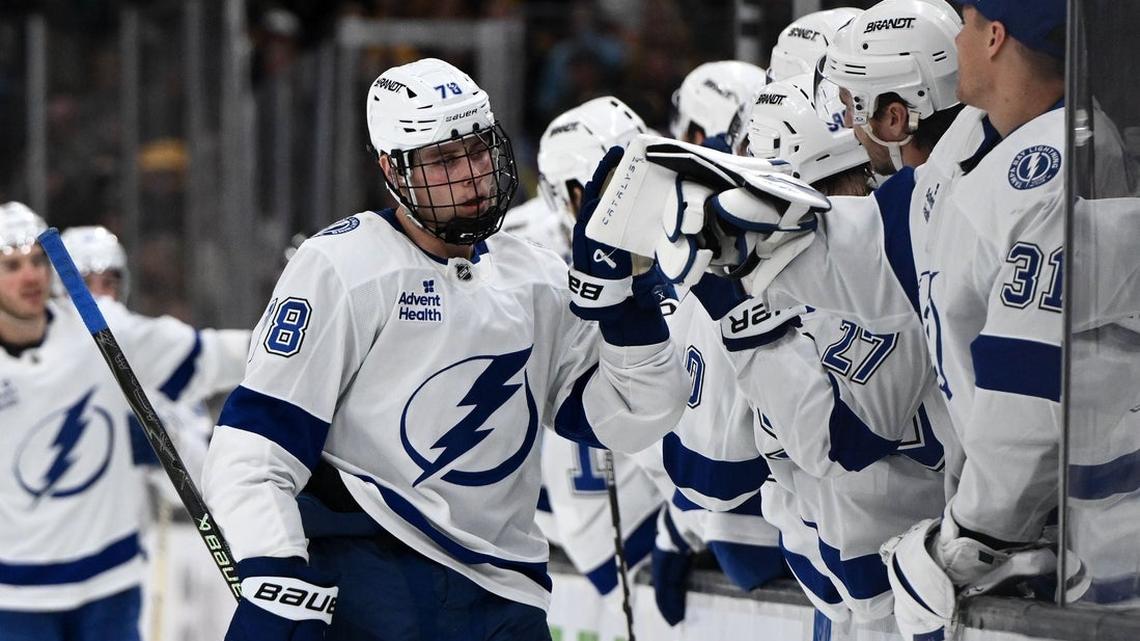 Lightning eases past skidding Bruins