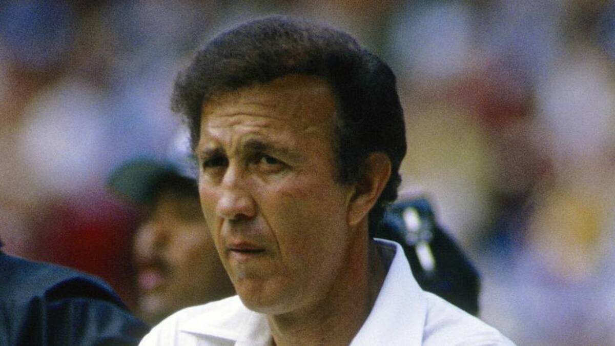  Sep 14, 1986; Washington, DC, USA; FILE PHOTO; Los Angeles Raiders head coach Tom Flores on the sideline against the Washington Redskins at RFK Stadium. Mandatory Credit: Manny Rubio-Imagn Images | Manny Rubio-Imagn Images 
