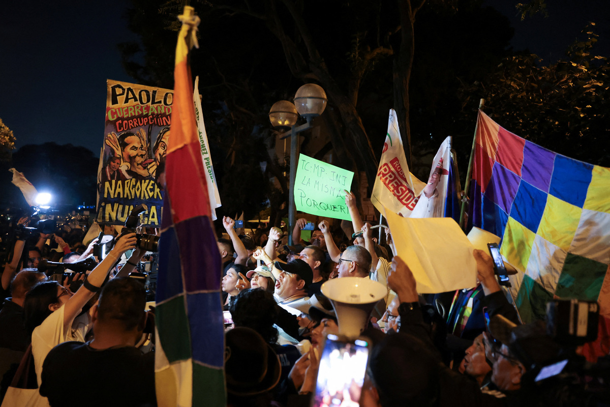 Supporters of Peru's left-wing presidential candidate Roberto Sanchez gather outside the National Jury of Elections (JNE) while vote counting continues in the presidential runoff between Sanchez and conservative candidate Keiko Fujimori, in Lima, Peru, June 9, 2026. REUTERS/Stifs Paucca
