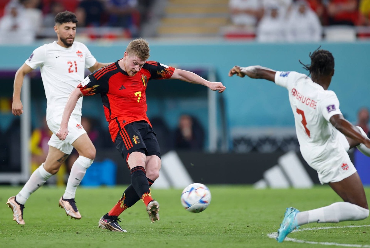  Belgium midfielder Kevin De Bruyne (7) shoots in front of Canada defender Sam Adekugbe (3) during the second half of a group stage match during the 2022 FIFA World Cup. Yukihito Taguchi-USA TODAY Sports