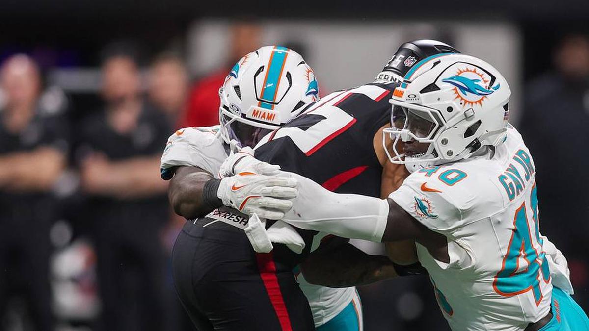  Oct 26, 2025; Atlanta, Georgia, USA; Miami Dolphins linebacker Willie Gay Jr. (40) tackles Atlanta Falcons running back Tyler Allgeier (25) in the fourth quarter at Mercedes-Benz Stadium. Mandatory Credit: Brett Davis-Imagn Images | Brett Davis-Imagn Images 